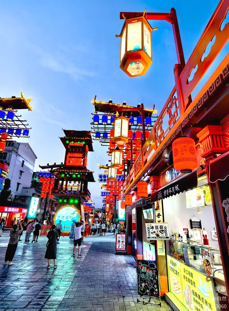 广场东侧是丞相府第二天清晨,来到曹魏古城南城门和步行街南端